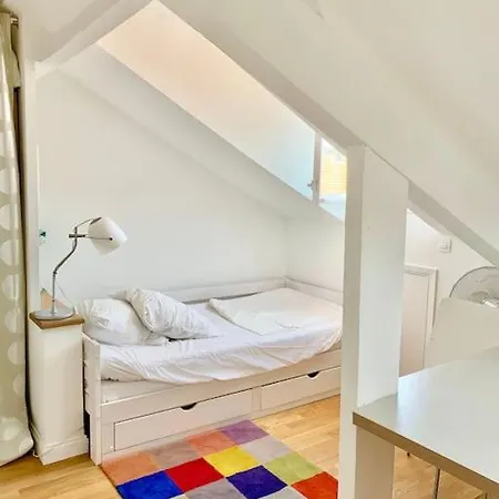 Studio On The Attic-5 Min From Sea & Main Street Apartamento